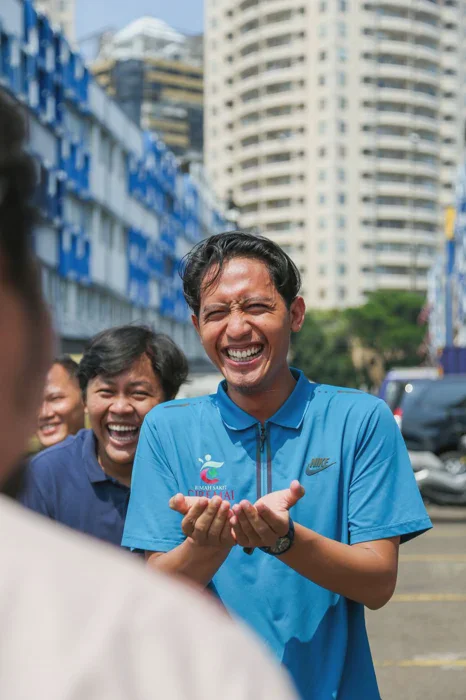Viral! Bule Kekar Tony Robbins Jadi Sorotan usai Bertemu Prabowo dan Nikmati MBG