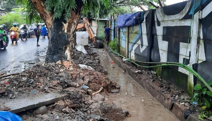 Salauran Drainase dibersihkan